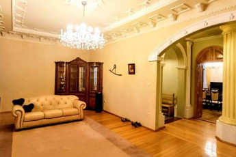 Продам 4-х кімнатну квартиру, Центр, Код: 425181/30