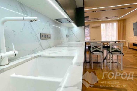 Продам 3-х кімнатну квартиру в новобудові, Центр, Код: 257306/100