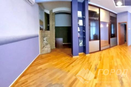 Продам 4-х кімнатну квартиру, Центр, Код: 295445/49