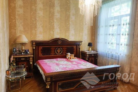 Продам 4-х кімнатну квартиру, Центр, Код: 298806/50