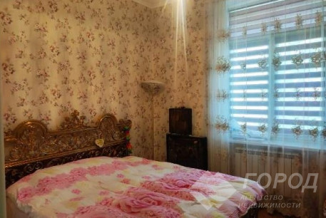 Продам 4-х кімнатну квартиру, Центр, Код: 298806/50