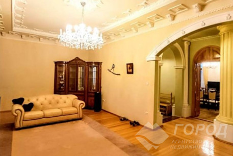 Продам 4-х кімнатну квартиру, Центр, Код: 425181/30