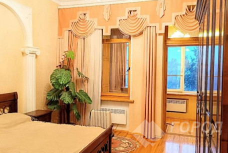 Продам 4-х кімнатну квартиру, Центр, Код: 425181/30