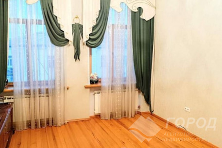 Продам 4-х кімнатну квартиру, Центр, Код: 425181/30