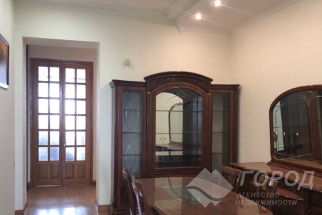 Продам 5-и кімнатну квартиру, Центр, Код: 641086/9