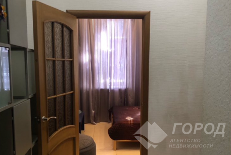 Продам 5-и кімнатну квартиру, Центр, Код: 641086/9