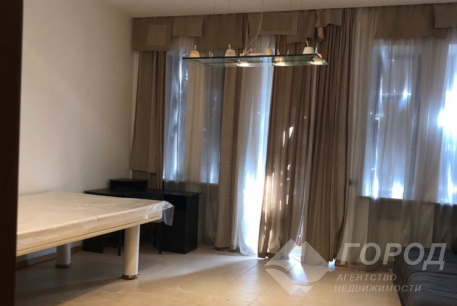 Продам 5-и кімнатну квартиру, Центр, Код: 641086/9