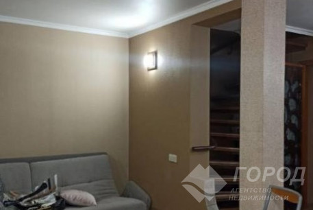 Продам 4-х кімнатну квартиру, Центр, Код: 646940/47