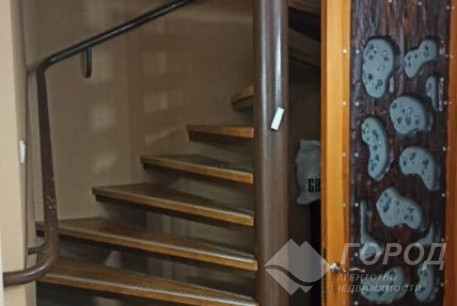 Продам 4-х кімнатну квартиру, Центр, Код: 646940/47