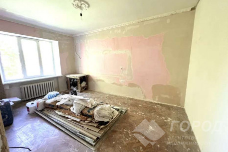 Продам 2-х кімнатну квартиру, Центр, Код: 700965/2