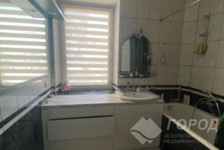 Продам 4-х кімнатну квартиру, Центр, Код: 727132/22