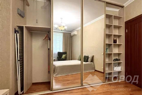 Продам 1-кімнатну квартиру, Центр, Код: 800409/8