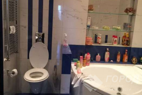 Продам 5-и кімнатну квартиру, Центр, Код: 800643/2