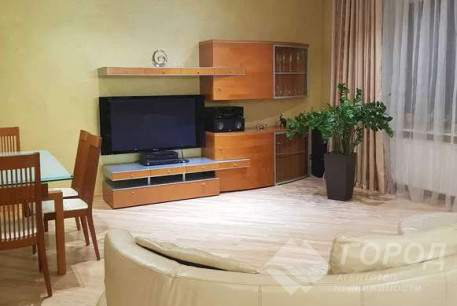 Продам 4-х кімнатну квартиру, Центр, Код: 804738/1