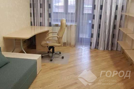 Продам 4-х кімнатну квартиру, Центр, Код: 804738/1