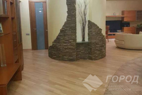 Продам 4-х кімнатну квартиру, Центр, Код: 804738/1