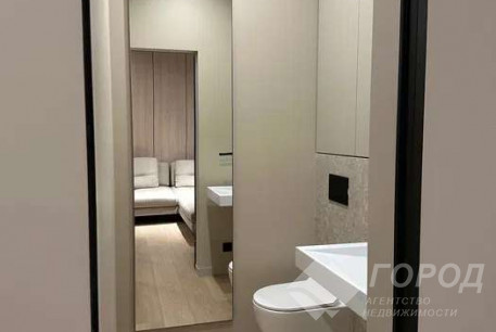 Продам 4-х кімнатну квартиру, Центр, Код: 805929/1