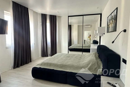 Продам 2-х кімнатну квартиру, Центр, Ярослава Мудрого пл., Код: 810434/2