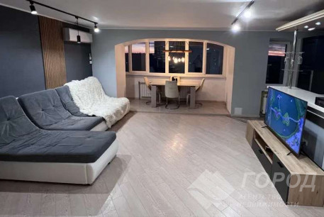 Продам 4-х кімнатну квартиру, Центр, Код: 815152/2