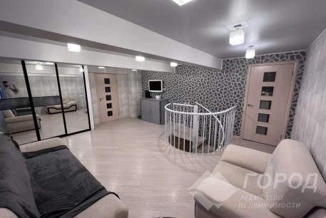 Продам 4-х кімнатну квартиру, Центр, Код: 815152/2