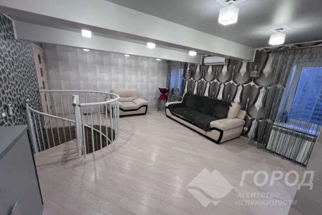 Продам 4-х кімнатну квартиру, Центр, Код: 815152/2