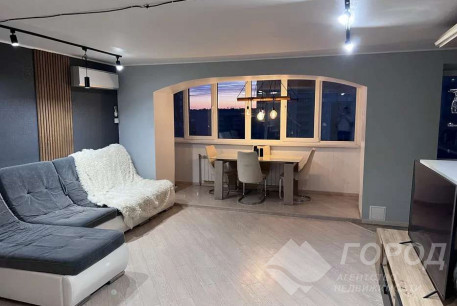 Продам 4-х кімнатну квартиру, Центр, Код: 815152/2