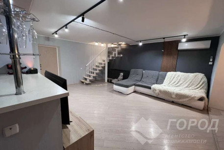 Продам 4-х кімнатну квартиру, Центр, Код: 815152/2