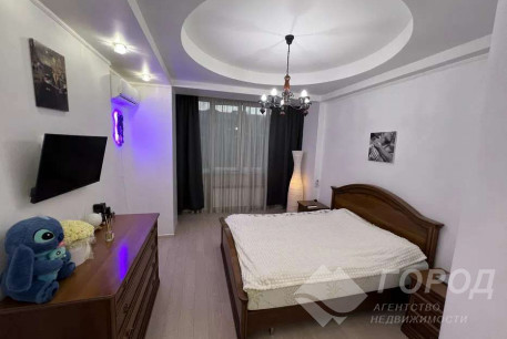 Продам 4-х кімнатну квартиру, Центр, Код: 815152/2
